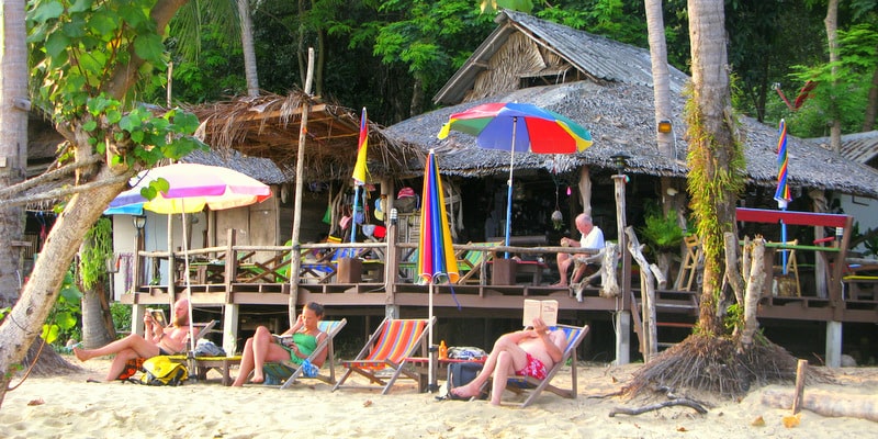 deckchairs customers ido ido hat sai noi bang bao beach restaurants koh chang