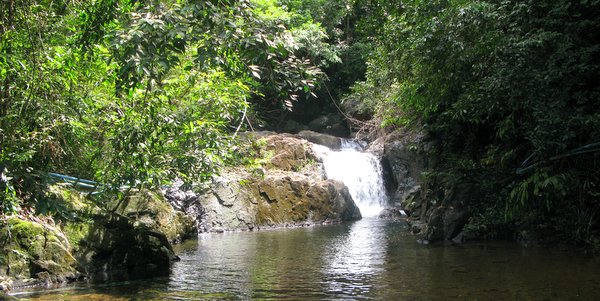 koh change dan mai waterfall