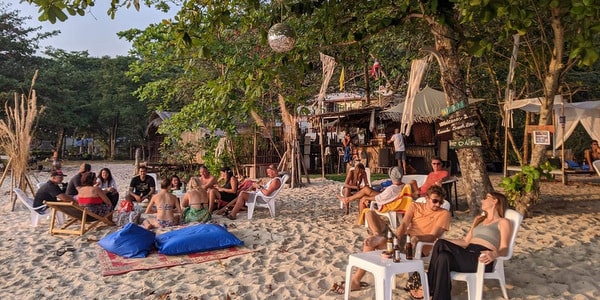 bar dayt customers lonely beach bar nightlife koh chang